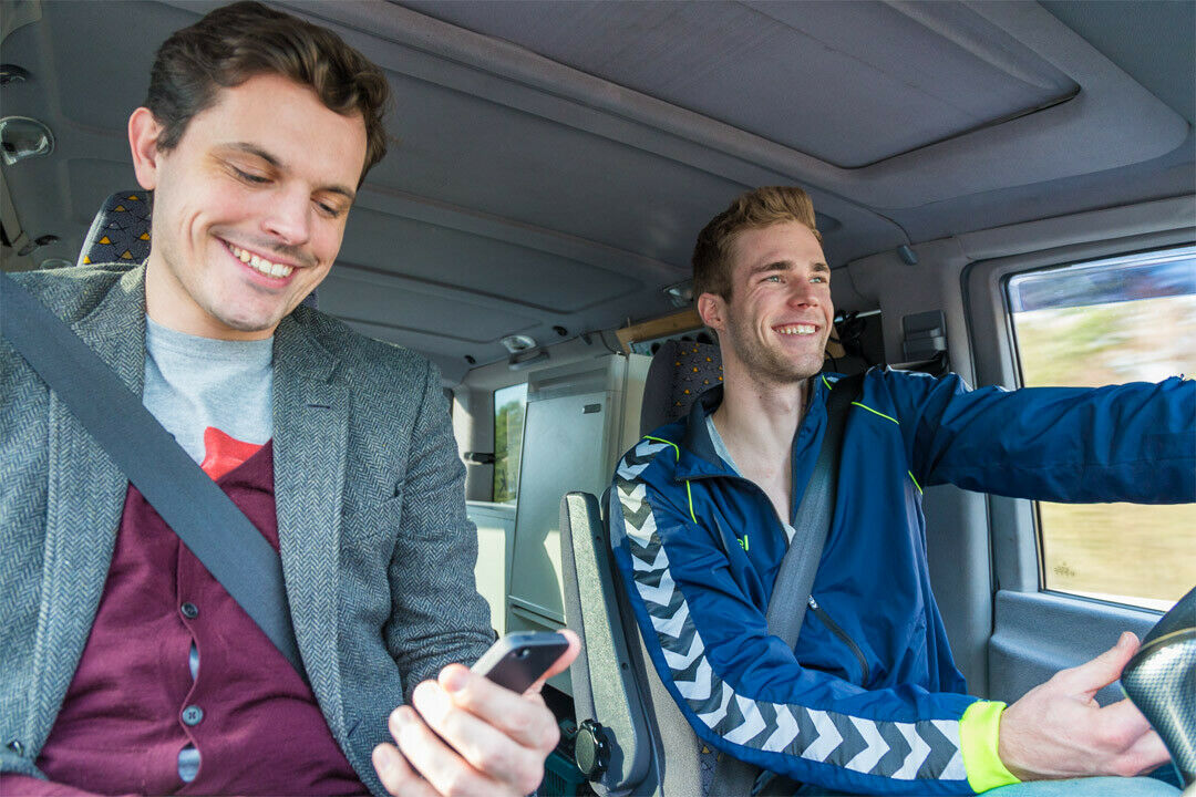 Ein WunderCar-Fahrer: Christoph (r.), studiert in Hamburg und war mit seinem Mercedes-Van schon überall in Europa. Wer bei ihm mitfährt, kriegt eine eiskalte Cola aus der Bordküche