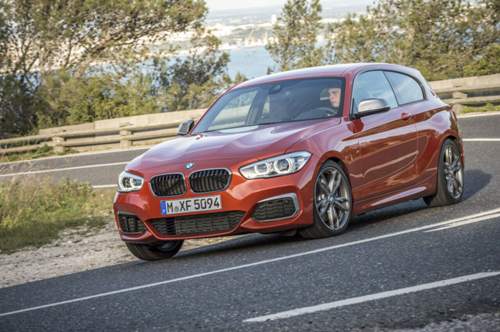 Die Leistung des BMW M135i steigt um sechs PS auf 326. "Erfahren" konnten wir die nicht