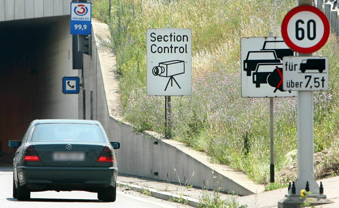 Vor dem Kaisermuehlentunnel in Wien werden die Autofahrer vor einer "Section Control" gewarnt, einem Abschnitt, in dem die Geschwindigkeit über mehrere Kilometer gemessen wird