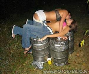 Drunk-party-girls-kissing