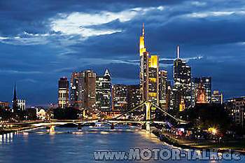330px-frankfurt-am-main-stadtansicht-von-der-deutschherrnbruecke-am-fruehen-abend-20110808