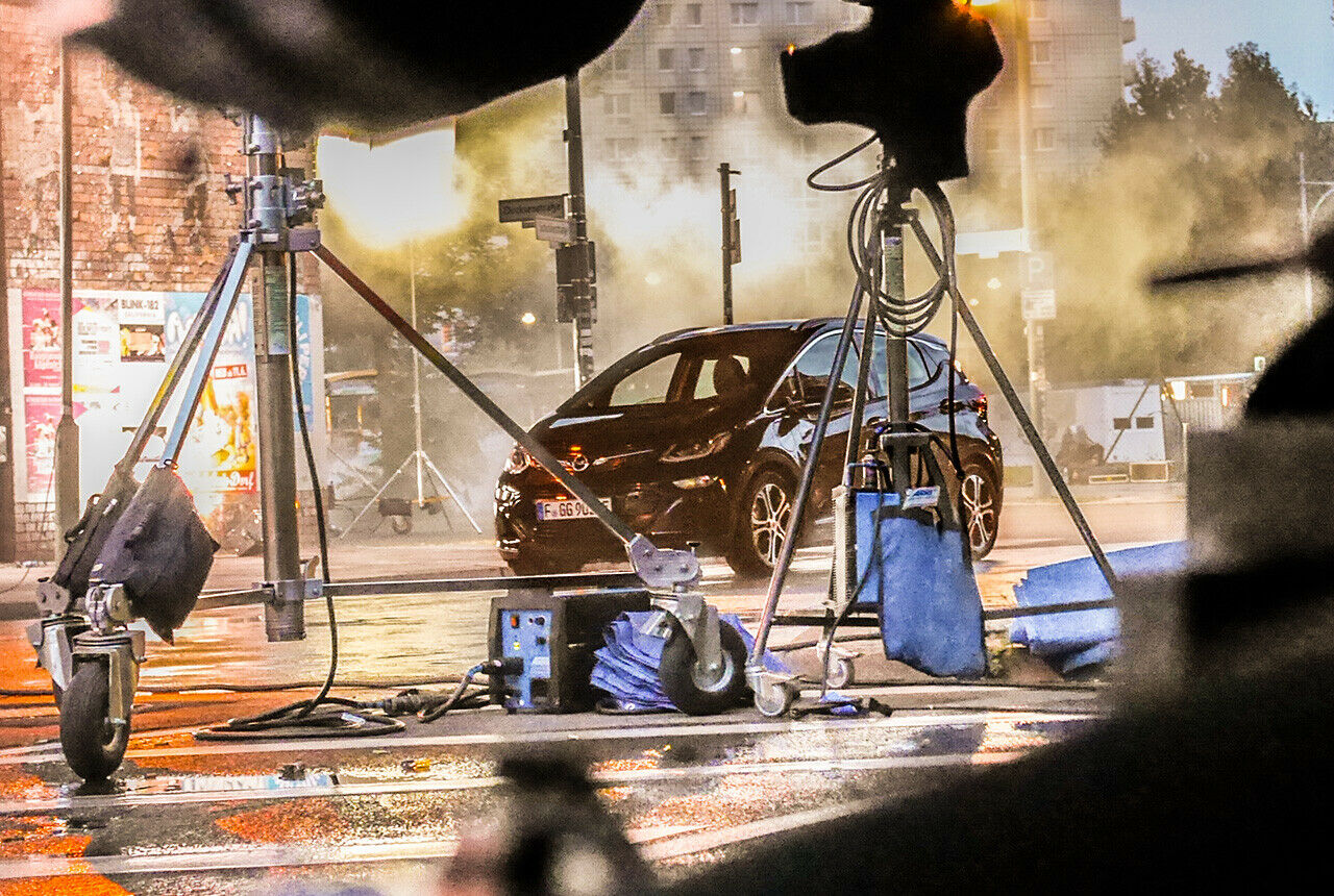 Erste "echte" Bilder vom Opel Ampera-e: Einer unserer Mitarbeiter knipste in Berlin-Mitte diese Aufnahmen vom Fotoshooting des neuen Elektro-Opel