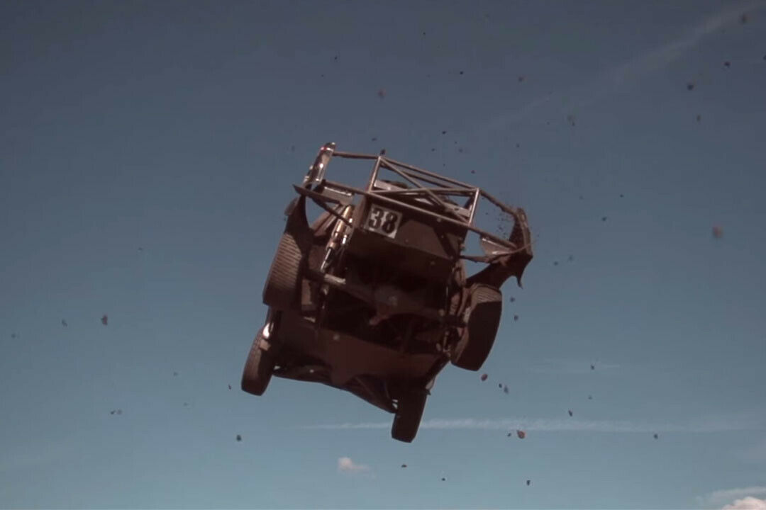 Ford Raptor springt 61 Meter durch die Luft