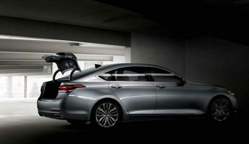 Der Hyundai Genesis hat eine Heckklappe, die automatisch öffnet, wenn man mit dem Schlüssel in der Tasche drei Sekunden lang neben dem Auto steht