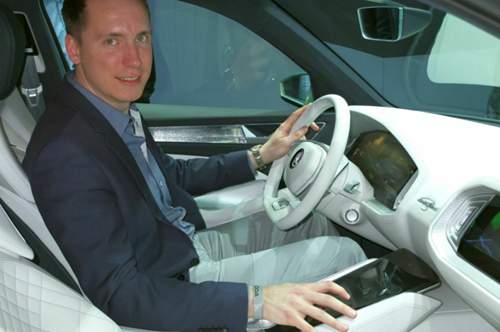 MOTOR-TALK-Redakteur Constantin Bergander im Skoda Vision S