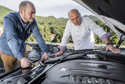 BMW hat einiges für die Geräuschdämmung getan: Johann Kistler zeigt in Richtung der stärker gedämmten Stirnwand