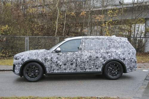 Das Profil des BMW X7: Breite D-Säule, längerer Radstand, größerer Überhang als der X5