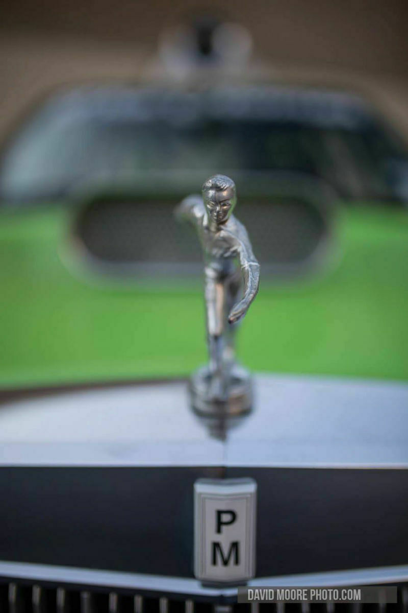 Eine Kühlerfigur, die Bowling spielt