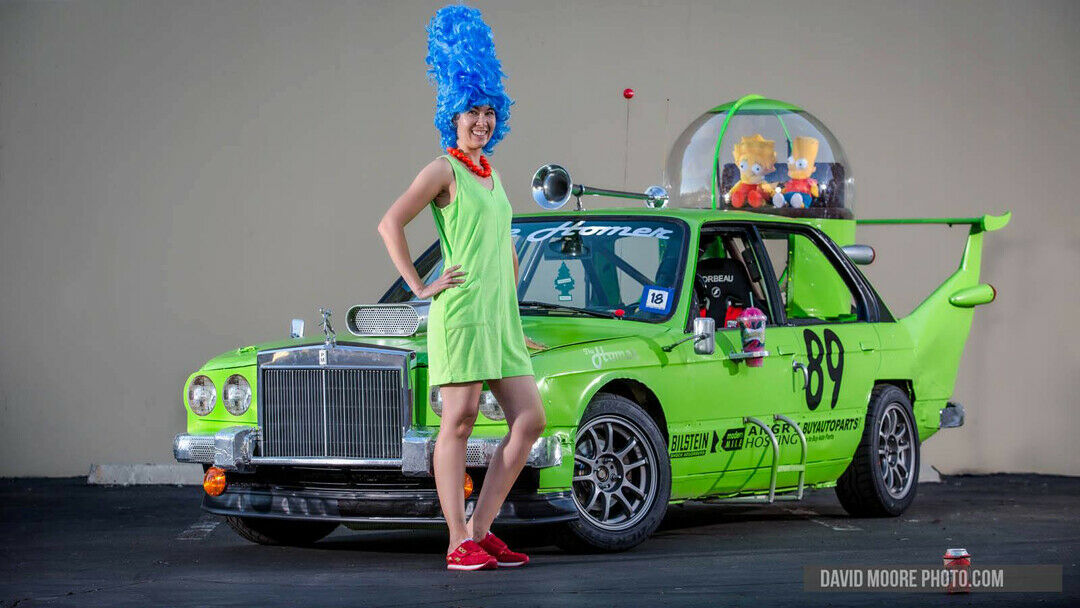 Davon träumt Homer: Marge vor seinem Auto