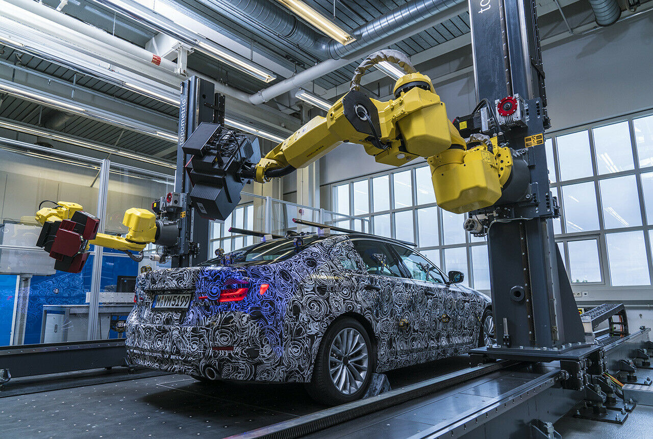 Das Heck fällt etwas steiler ab, die Rückleuchten lassen sich nur erahnen. Sie scheinen aber optisch nahe am Vorgänger zu bleiben