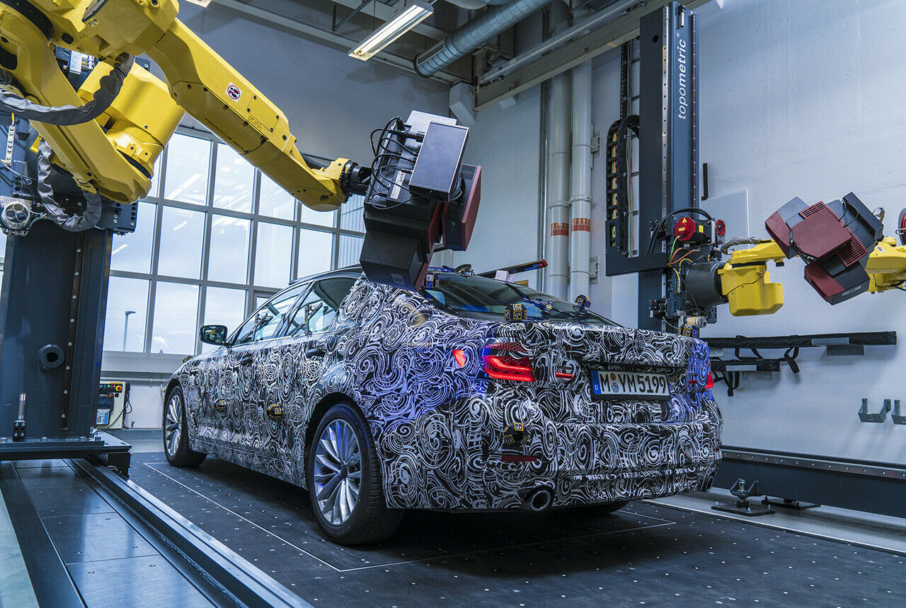 Auch die Seitenlinie verschleiert BMW ordentlich - in der Serie erwarten wir hier zwei statt einer Sicke im Blech