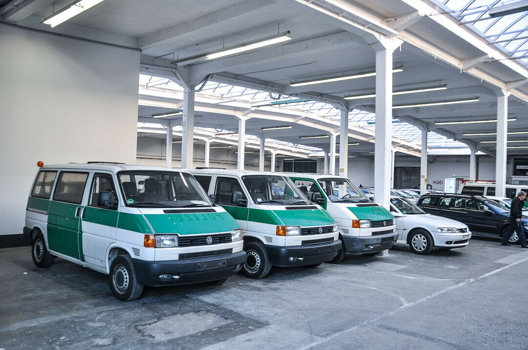 Runtergerockt und zurückgerüstet: Drei VW Transporter nach dem Polizeidienst