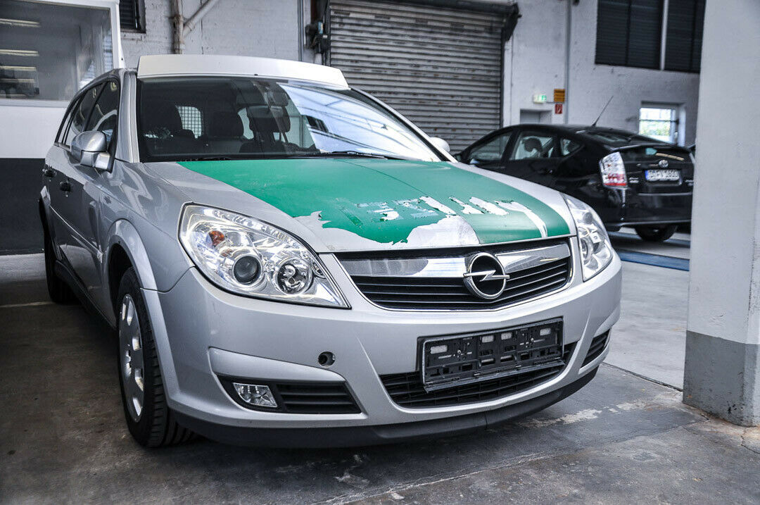 Unter der Polizei-Folie ist der Vectra silber. Vom Einsatz mit Blaulicht fehlt fast jede Spur