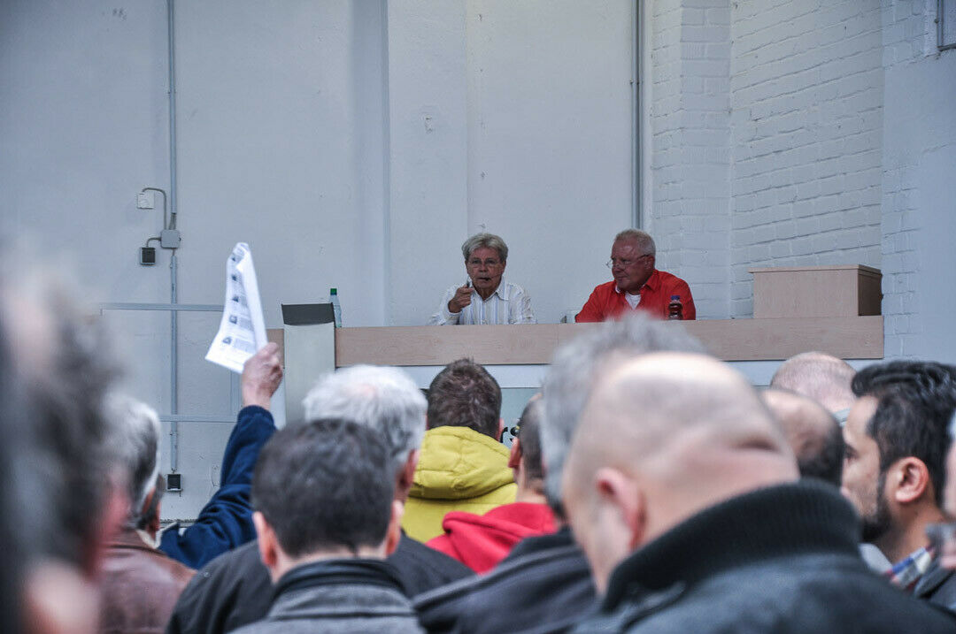 Hand hoch: Die Gebote sind bindend