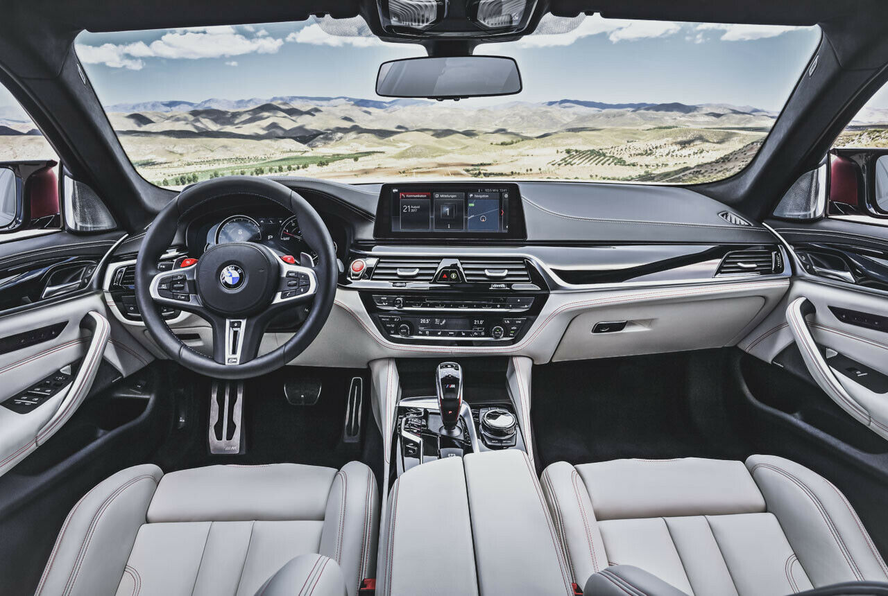 BMW M5 (F90) Innenraum: An den roten Ziernähten und den roten M-Tasten erkennt man den M5