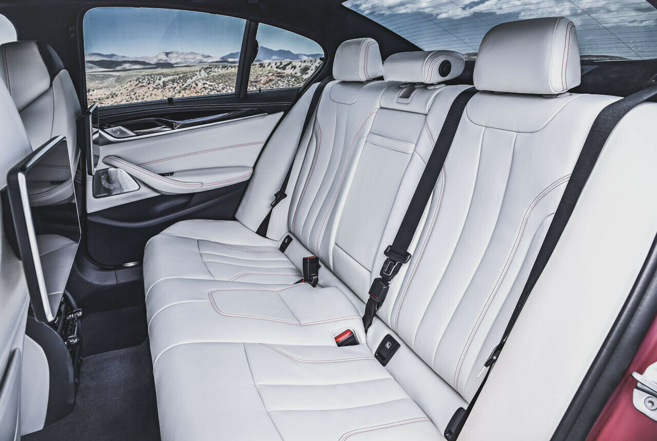 BMW M5 (F90) 2018 Innenraum: Auf den Rücksitzen sitzt es sich kaum anders als im Standard-5er - eventuell schneller