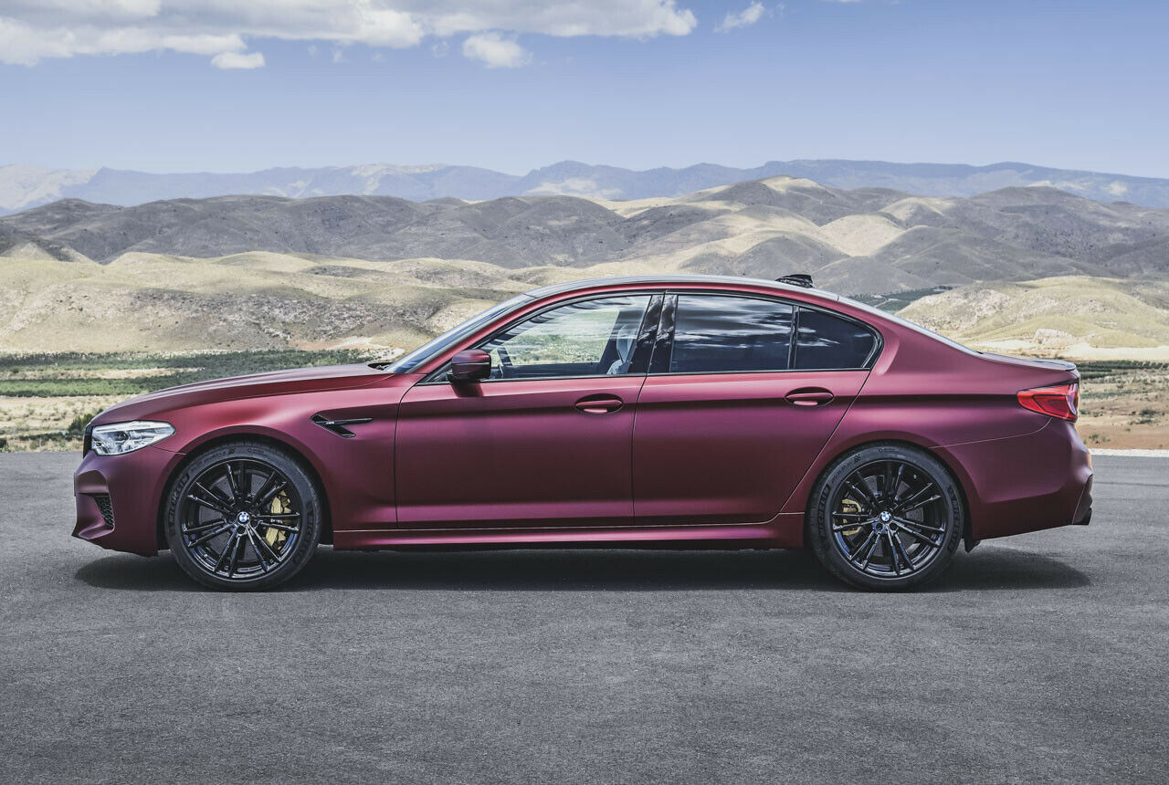 Der BMW M5 misst 4,97 Meter in der Länge, der Radstand liegt bei 2,98 Metern