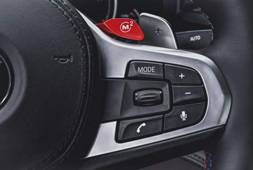 Die M-Tasten, von denen es zwei gibt, lassen sich individuell mit bevorzugten Einstellungen für Fahrwerk, Automatik, Motor und Lenkung belegen
