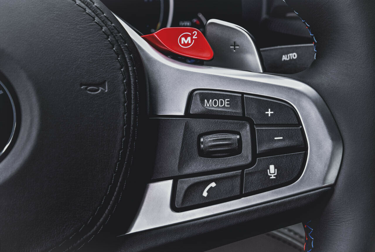 Die M-Tasten, von denen es zwei gibt, lassen sich individuell mit bevorzugten Einstellungen für Fahrwerk, Automatik, Motor und Lenkung belegen