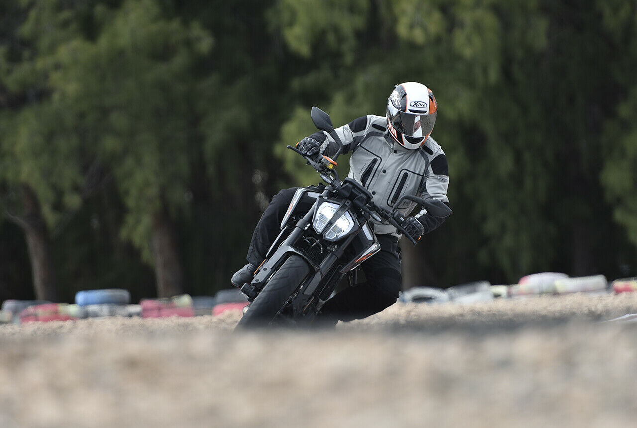 Voll betankt bringt die KTM 790 Duke 189 Kilogramm auf die Waage