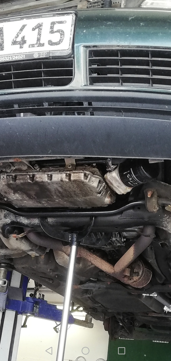 Hilfe bei Orientierung unter dem Wagen Audi A6 Bj 1994 2,6l V6 ABC Motor Automatik