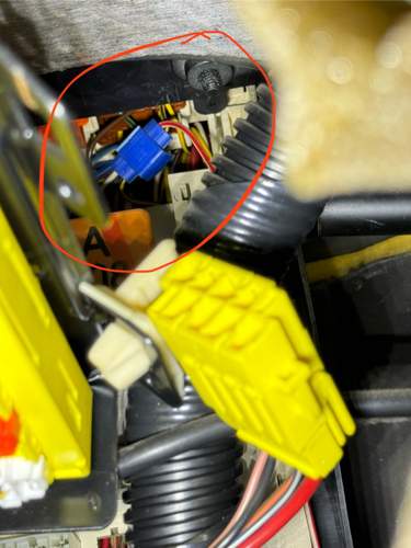 (F1) - Stromdieb am schwarz-gelben Kabel
