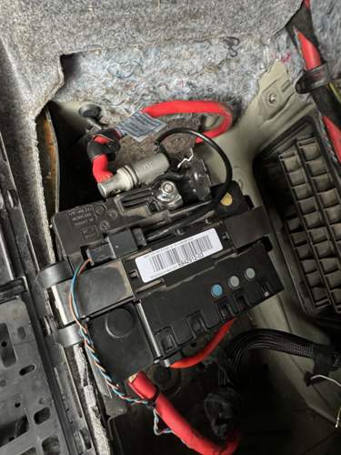 Schwarze Box über Batterie E90