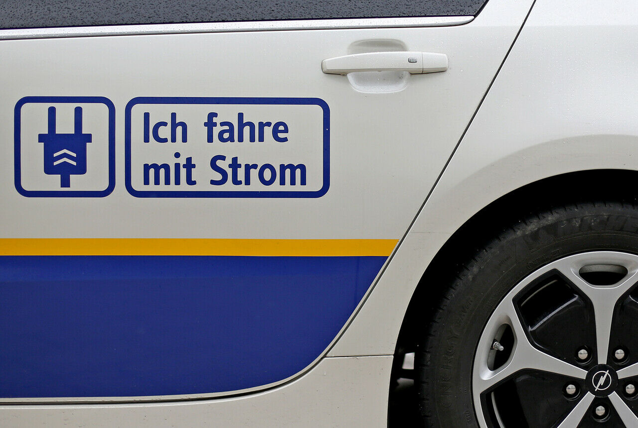 Die Kaufprämie für E-Autos und Teilzeitstromer wird zur Hälfte vom Bund und zur Hälfte von der Autoindustrie getragen