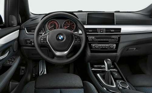 Das Cockpit des neuen BMW X1 könnte das freistehende Display des 2er Active Tourer bekommen