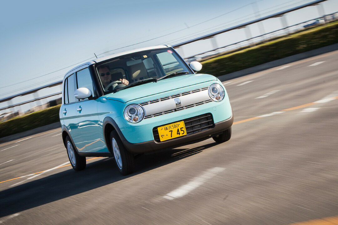 Suzuki Lapin: Der auf Retro-Frauenwagen getrimmte Zwerg gefällt MT-Redakteur Björn (am Steuer) besonders gut. Wo sonst gibt es schon grobpixelige Manga-Kaninchen im Bordcomputer?