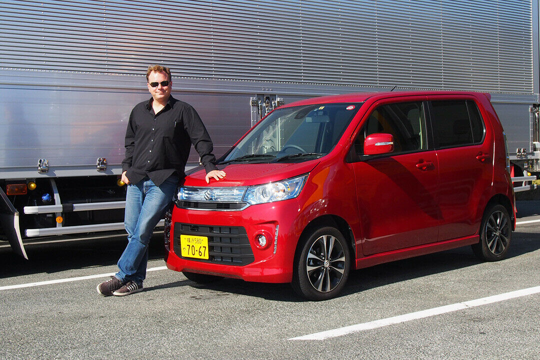 MOTOR-TALK-Redakteur Björn mit dem Suzuki Wagon R "Stingray": Abgesehen vom Ami-Beinamen zeichnet den Zwerg ein überragendes Raumangebot aus