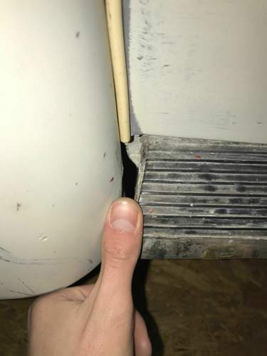 Hinten rechts zwischen Kotflügel und Trittbrett Finger.