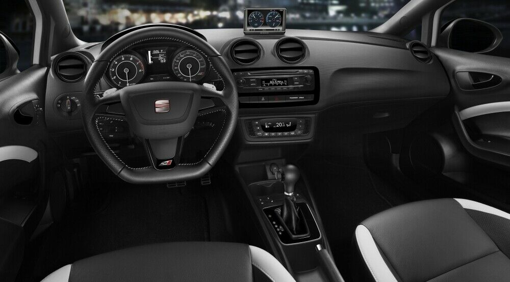 Das Cockpit ist durchwachsen. Hartplastik stört den guten Eindruck.