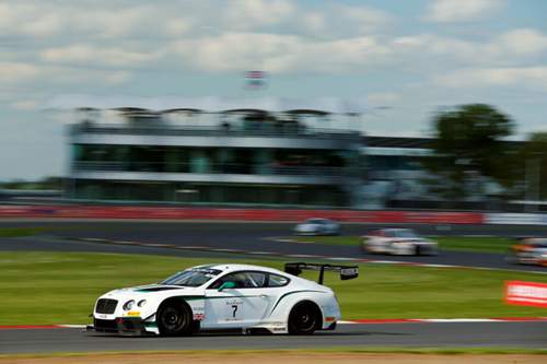 408 PS für 1.300 Kilo, dazu ein Bügelbrett aus Carbon über der Heckklappe. So wird der Bentley zum Kurvenflitzer