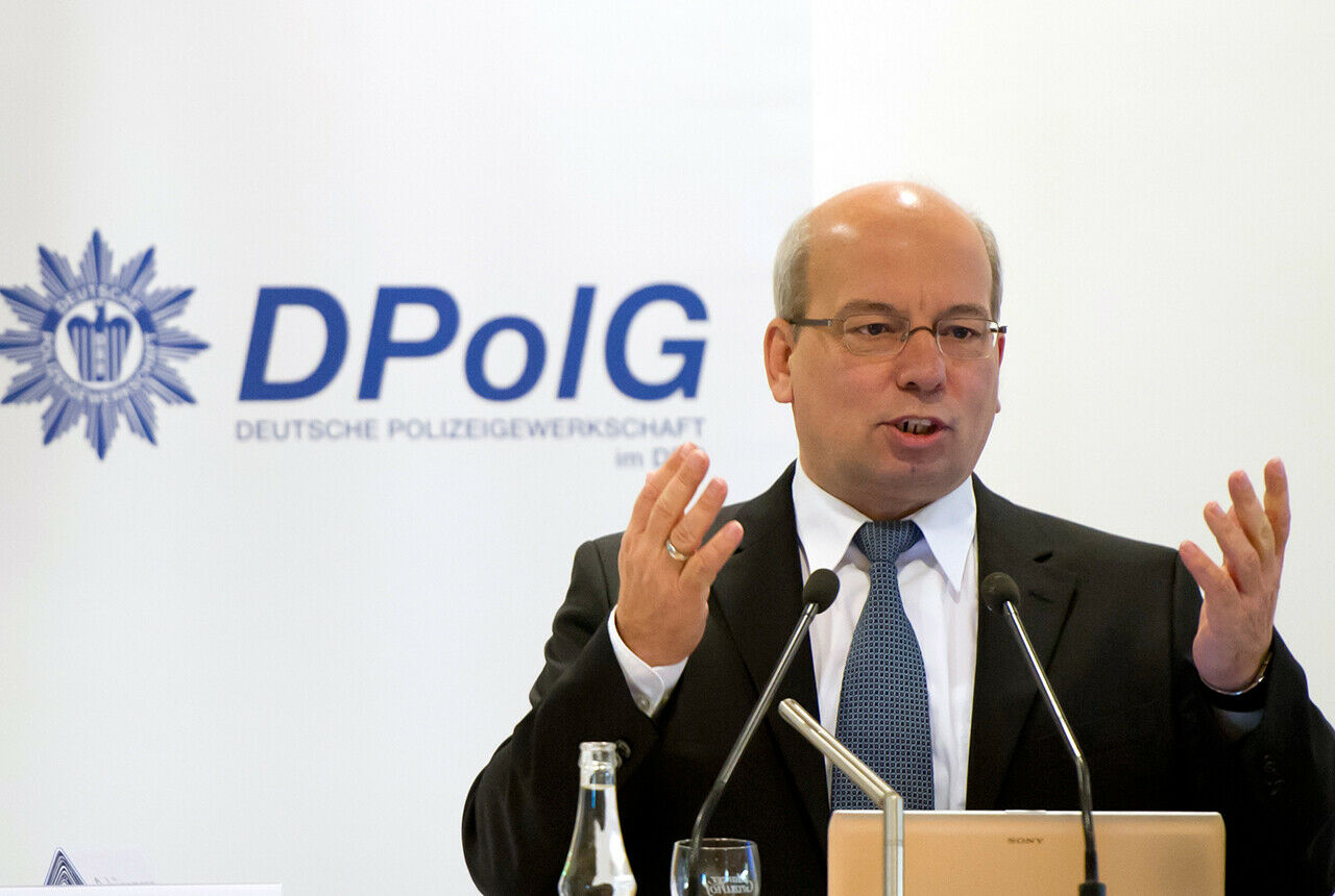 Der Vorsitzende der deutschen Polizeigewerkschaft, Rainer Wendt fordert unter anderem mehr Sicherheit in der Verkehrsinfrastruktur
