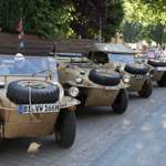 Eine Parade von VW-Schwimmwagen-Oldtimern des Typs VW 166 in Hessisch Oldendorf – vor der Abfahrt ins kühle Nass