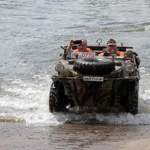 Die Räder greifen wieder – ein Schwimmwagen vom VW Typ 166 beim Wassereinsatz auf der Oberweser
