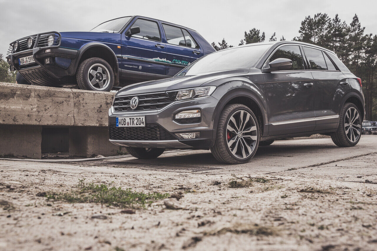 Der Country sieht tatsächlich nach Offroad aus. Beim T-Roc ist der Unterfahrschutz nur angedeutet