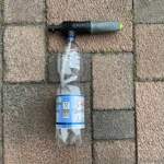 Aufgeschraubte Wasserflasche