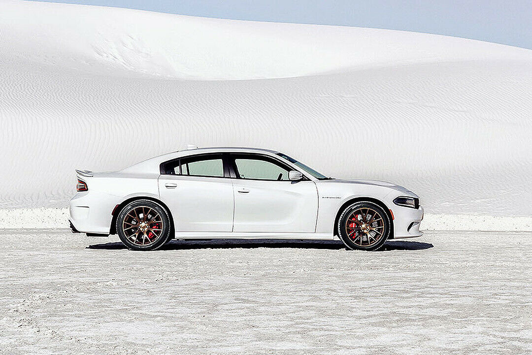 Auf den 20-Zoll-Felgen stecken 275er Sportreifen
