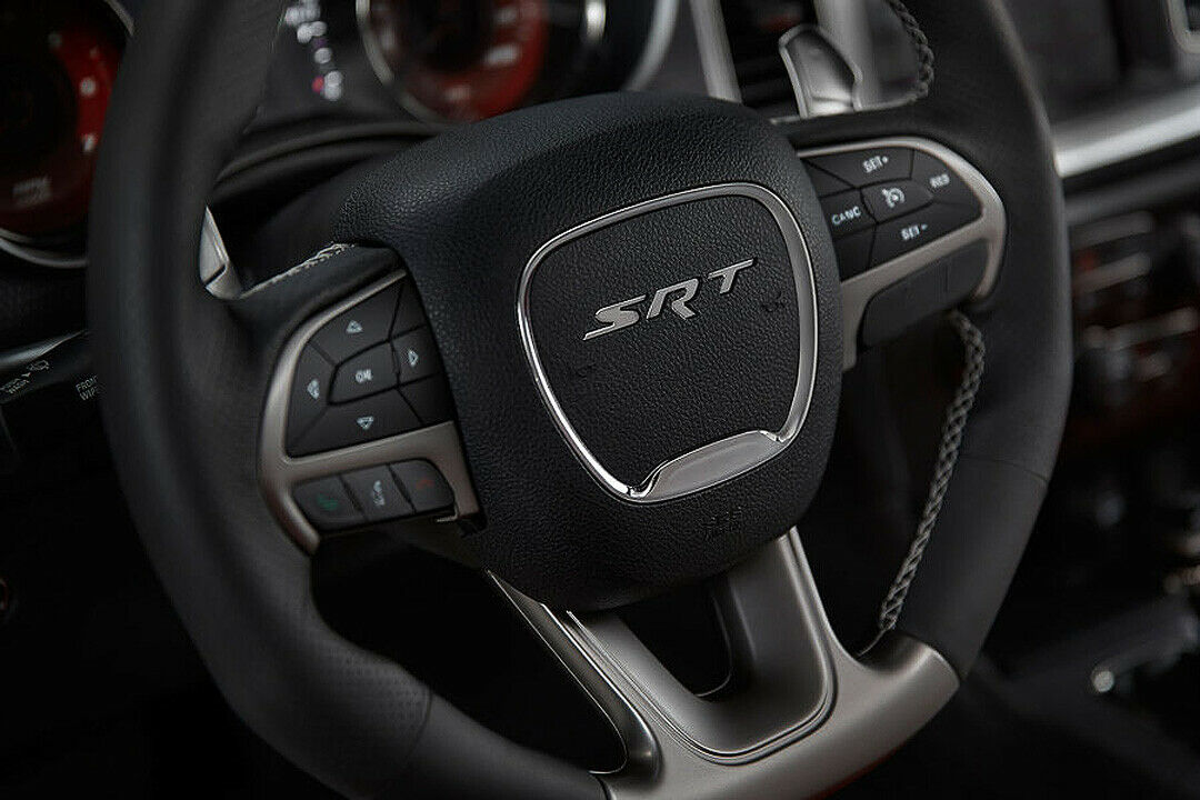 Das Sportlenkrad gibt es serienmäßig im Hellcat