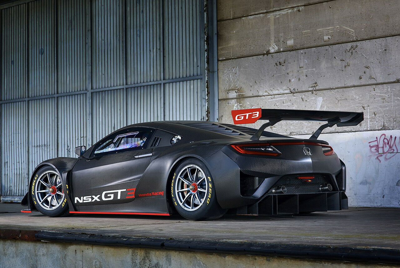 Große Bremsen, Slicks und Flügelwerk. Doch dem Serienmodell leistungstechnisch unterlegen. Die GT3-Klasse ist nicht für PS-Monster bekannt