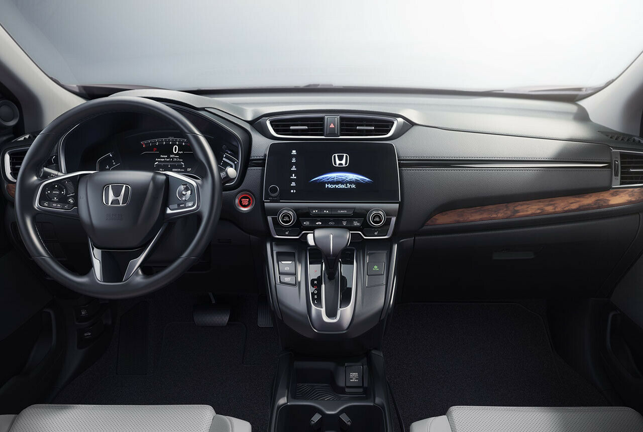 Modern und aufgeräumt zeigt sich der Innenraum des Honda CR-V für 2017, die Instrumente sind nicht mehr analog, sondern digital