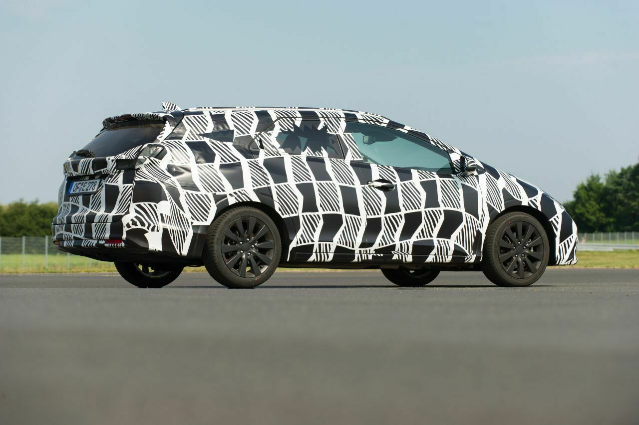 Noch ziert etwas Folie die ersten Echtbilder, die Honda vom neuen Civic Tourer veröffentlicht