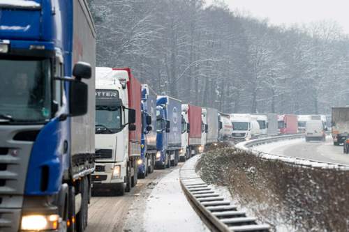 Der starke Schneefall brachte den Verkehr auf den Autobahnen teilweise zum Erliegen