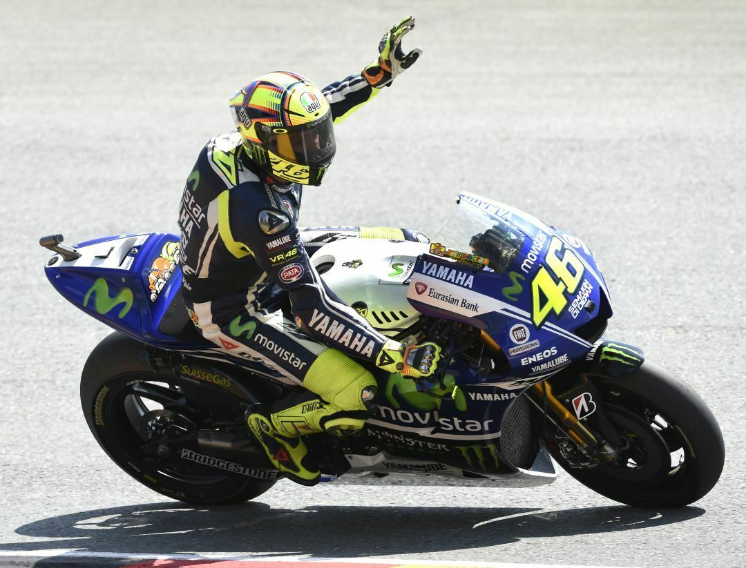 Mit ihm würde die alte Dame gern mal über den Kurs rasen: Valentino Rossi auf dem Sachsenring beim MotoGP Qualifying am 12. Juli 2014