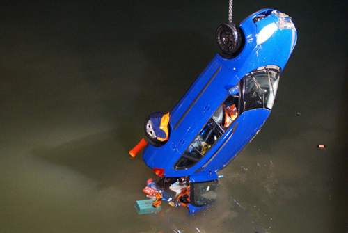 Rettungskräfte bergen einen Skoda Fabia Combi aus dem Neckar in Stuttgart. Er war bei Eisglätte vom Uferdamm in den Fluss gerutscht
