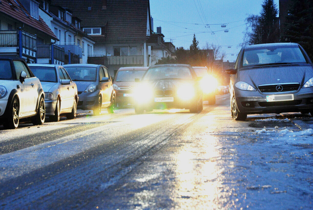 Eine dicke Eisschicht, die am Freitag insbesondere die Nebenstraßen überzog, war die Ursache zahlreicher Unfälle