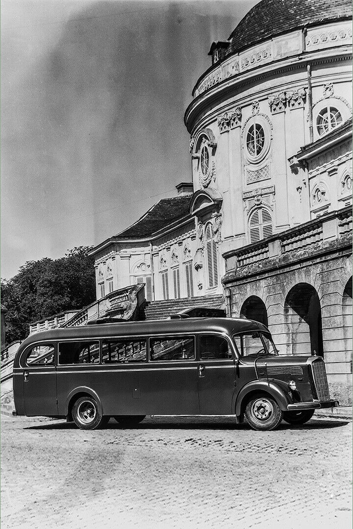 Ein Mercedes-Benz Typ O 3250 vor dem Schloss Solitude in Stuttgart (im September 1949)