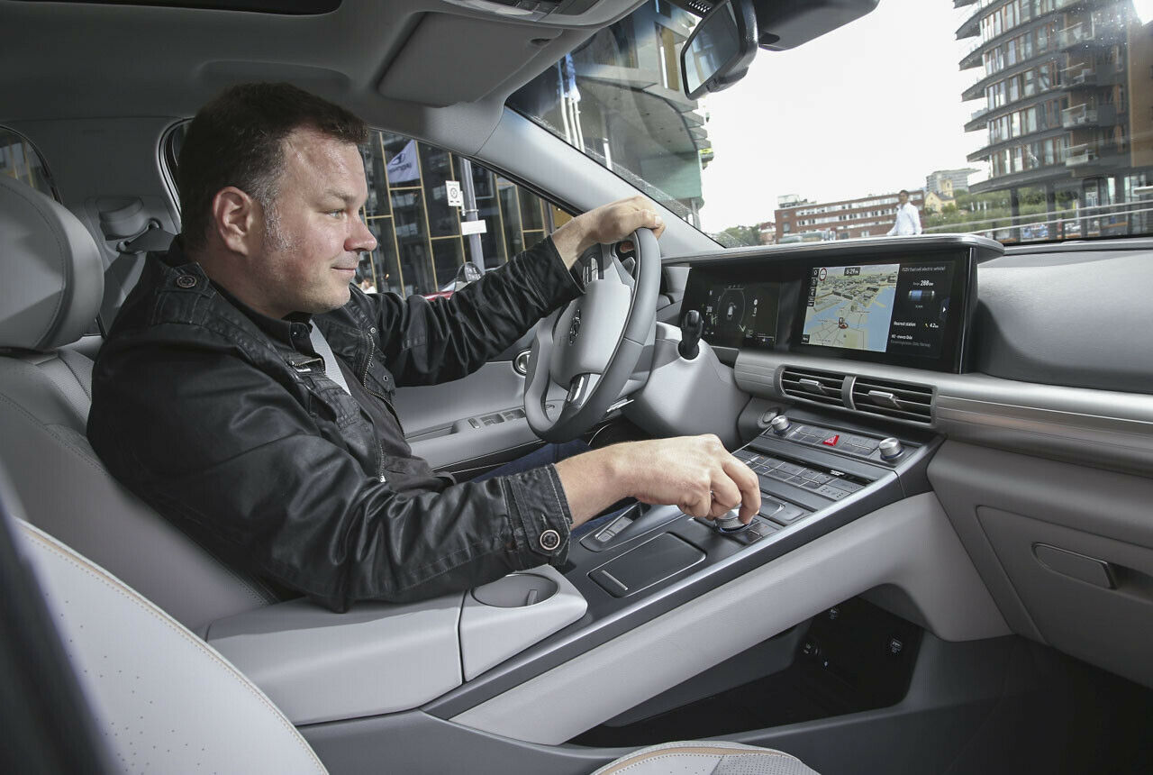 Airbus-Cockpit oder alte Stereoanlage? Die Mittelkonsole muss man mögen, Björn gefällt sie